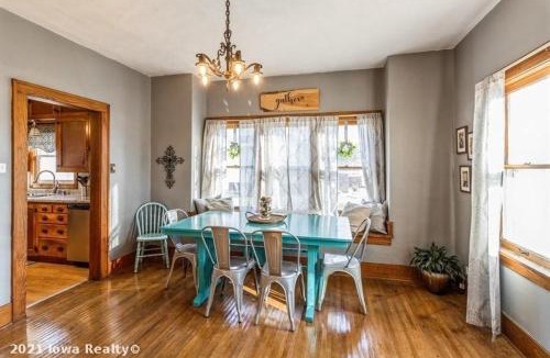 Stuart House | Bright 4BR Bungalow Sleep 12 near Des Moines & i80