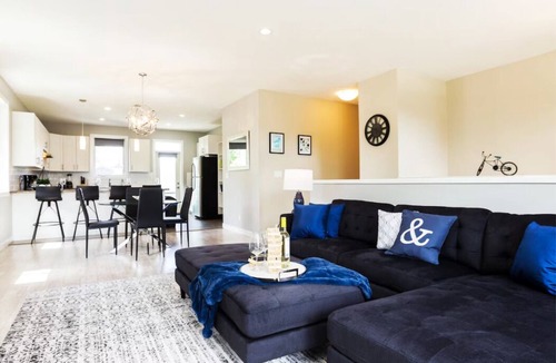Jasper Place House | Bright 6 BD Executive Home - 2 Kitchens - Garage - NFLX