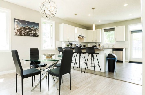 Jasper Place House | Bright 6 BD Executive Home - 2 Kitchens - Garage - NFLX