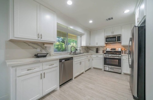 Jersey Village House | Bright and Spacious Home for w Pool -over 30 Nights-