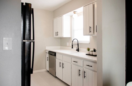 Aurora Condo | Bright and spacious 2-bedroom unit in North Aurora