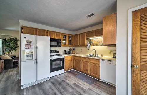 Villa West Cottage | Bright College Station Abode: 3 Mi to Kyle Field