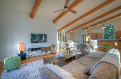 Eastsound House | Bright, Contemporary, Private, Walk to Shops, Cafe and Beaches