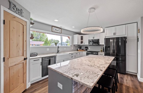 Rapid City House | Bright & Modern 4BR with large jacuzzi tub near favored Black Hills Attractions
