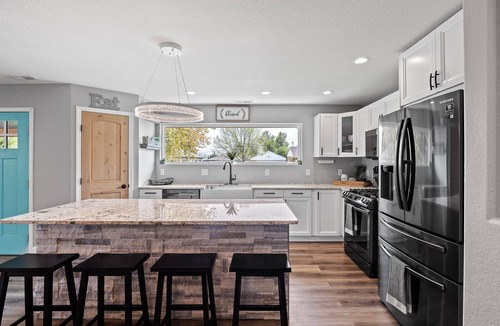 Rapid City House | Bright & Modern 4BR with large jacuzzi tub near favored Black Hills Attractions