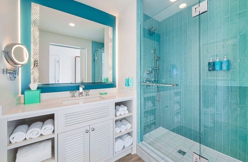 I-435 West KC-KS Hotel | Bright Room w/Balcony 5 Min From Kansas City Attractions - with Tropical Vibes