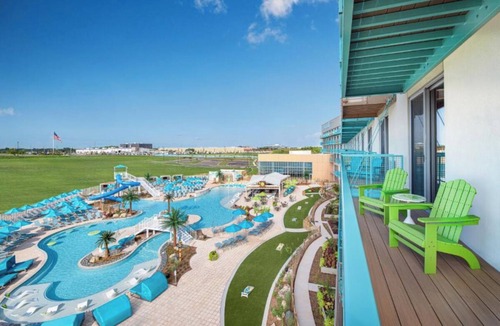 I-435 West KC-KS Hotel | Bright Room w/Balcony 5 Min From Kansas City Attractions - with Tropical Vibes