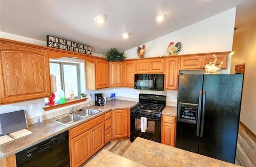 Idaho Springs Cabin | Bright & Spacious Cabin 1-mi from Idaho Springs, on 5 acres + Mountain Views!