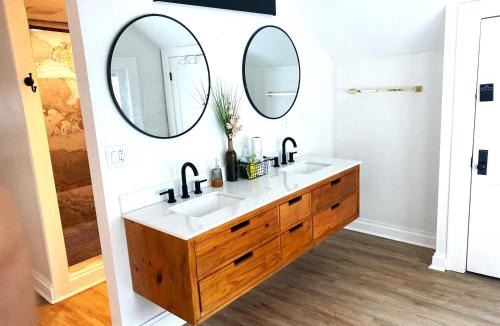 Livingston Park Apartment | Bright Studio Stay - Downtown