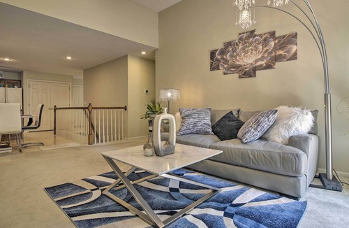 Gladstone House | Bright Townhome < 10 Mi to Dtwn Kansas City!