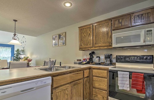 Gladstone House | Bright Townhome < 10 Mi to Dtwn Kansas City!