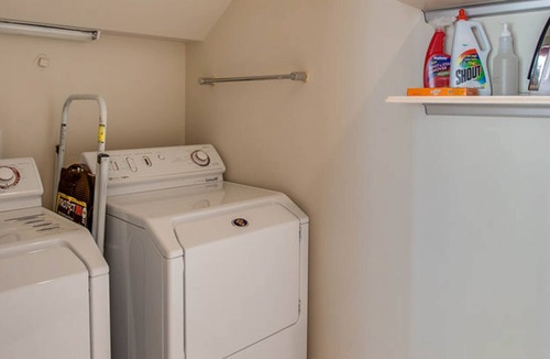 Wapato Point Condo | Bright townhouse-style condo with pools, hot tub, & sandy beach access
