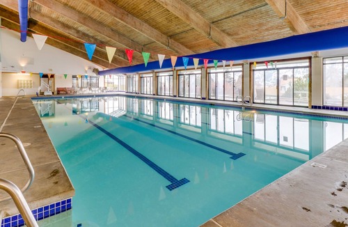Wapato Point Condo | Bright townhouse-style condo with pools, hot tub, & sandy beach access