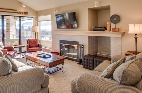 Wapato Point Condo | Bright townhouse-style condo with pools, hot tub, & sandy beach access