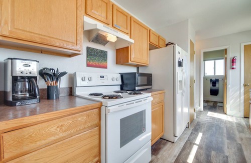 Saratoga Cottage | Bright Wyoming Retreat w/Deck & Mountain Views!