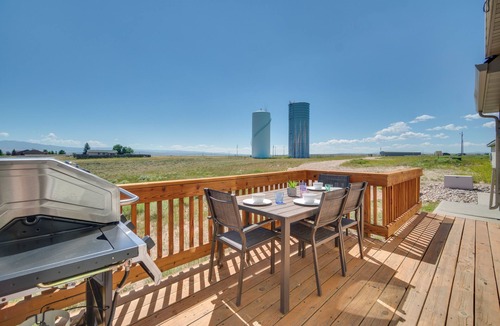 Saratoga Cottage | Bright Wyoming Retreat w/Deck & Mountain Views!