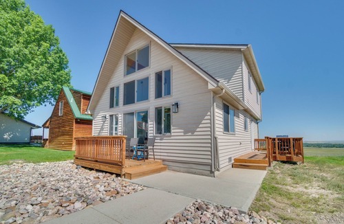 Saratoga Cottage | Bright Wyoming Retreat w/Deck & Mountain Views!