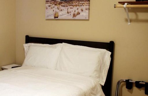 Brighton House | Brighton Guesthouse (Walk to Metro)