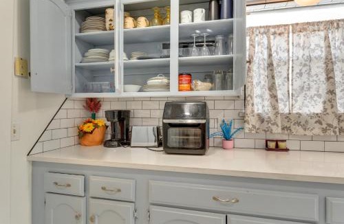 Edmond House | Bring Your Pets! Family-Friendly Escape in Edmond