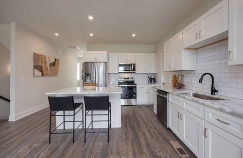 Whitebridge House | Broadway Boho #1–Rooftop Deck–Sleeps 8