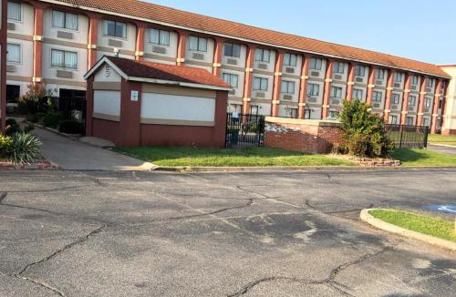 Oklahoma City Hotel | Broadway INN & SUITES OKC