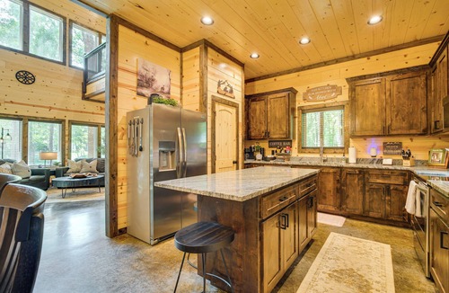 Broken Bow Cabin | Broken Bow Cabin Near Choctaw Casino: Hot Tub!