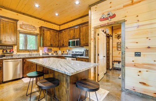 Broken Bow Cabin | Broken Bow Cabin Near Choctaw Casino: Hot Tub!