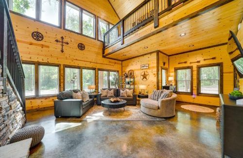Broken Bow House | Broken Bow Cabin Near Choctaw Casino: Hot Tub!
