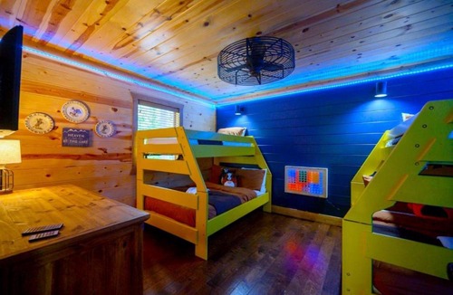 Hochatown House | Broken Bow Getaway Game Room Hot Tub