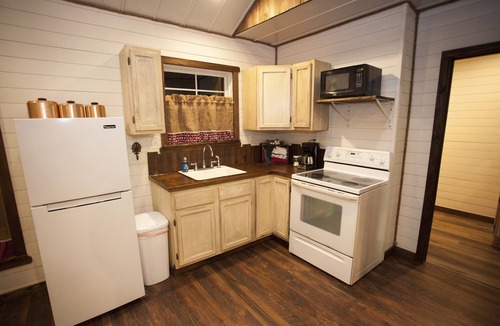 Deweyville House | Broken Wire Cabin-Peaceful, private and safe country experience!