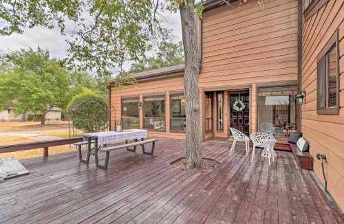 Briarcrest Estates House | Bryan Home w/Deck & Yard ~ 4 Mi to Texas A & M!