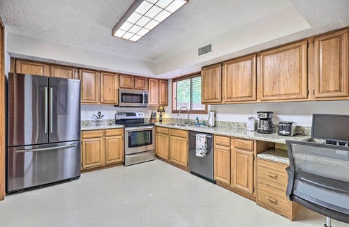 Briarcrest Estates Cottage | Bryan Home w/Deck & Yard ~ 4 Mi to Texas A & M!