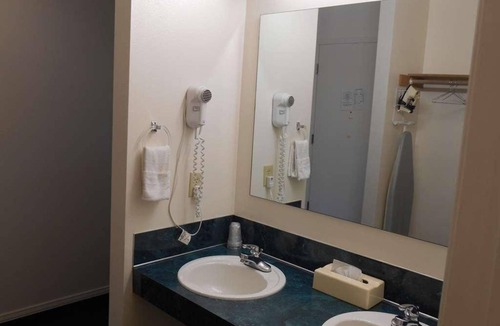 Enumclaw House | Budget-friendly Accommodation! 3 Pet-friendly Units, Free Onsite Parking
