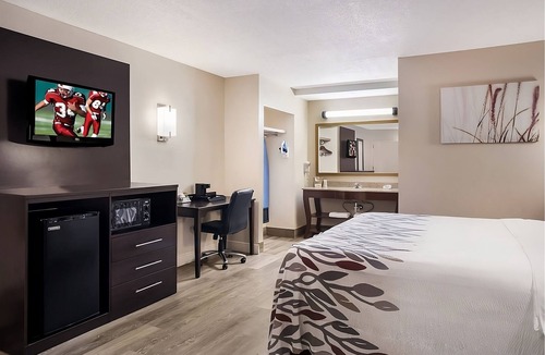 Tupelo Hotel | Budget-friendly Accommodation | Free Breakfast, Pets Allowed | Near Tupelo Zoo
