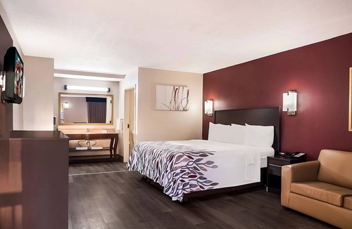 Tupelo Hotel | Budget-friendly Accommodation | Free Breakfast, Pets Allowed | Near Tupelo Zoo