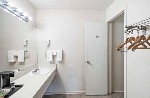 Junction Hotel | Budget-Friendly Pet-Friendly Lodge Near I-10 – Clean & Convenient Stay