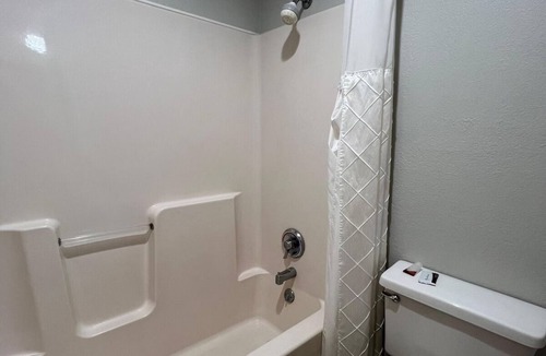 Nebraska City Hotel | Budget-Friendly Stay w/Free Parking, Table Creek Golf Course - 5.6 miles away