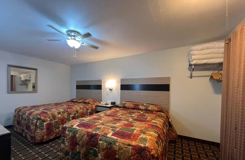 Nebraska City Hotel | Budget-Friendly Stay w/Free Parking, Table Creek Golf Course - 5.6 miles away