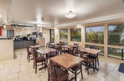 Renton Hotel | Budget-Friendly Stay w/Essential Comforts Close to Seattle-Tacoma Airport