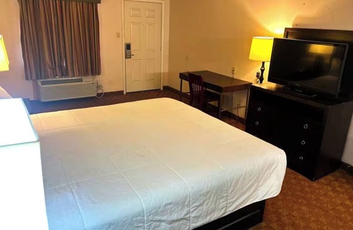 Whitesboro Hotel | Budget King Bed Room Near Paige Davidson Studio and the Frank Buck Zoo