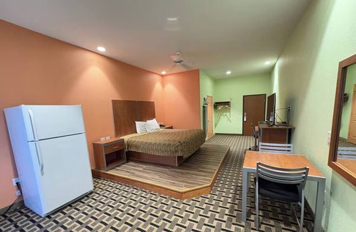 Humble Hotel | Budget King Room w/Convenient Features Near Houston City Center