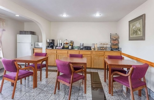 Austin Ave. Hotel | Budget Stay w/Mini-Fridge and Microwave Near Waco’s Top Museums – Pet-Friendly!