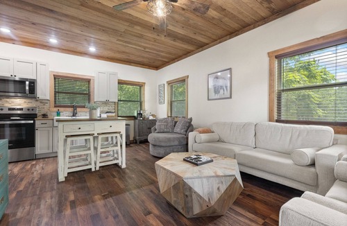 Jasper Cabin | Buffalo Mist Cabin: Hot tub, Fire pit, Sleeps 6, 3 king beds, 13 private acres