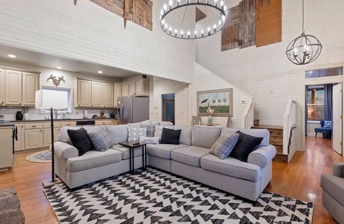 Jasper Cabin | Buffalo River Area FarmHouse Hot Tub Sleeps 14