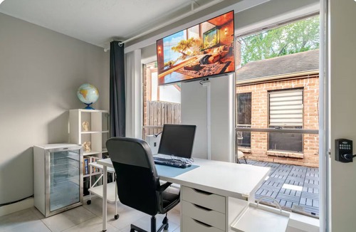 Addicks House | Bungalow-King Bed-Sleeps 4 - Energy Corridor -Garage + Kitchen + Park + 2 patios