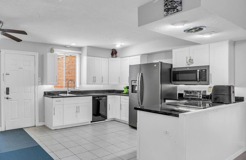 Addicks House | Bungalow-King Bed-Sleeps 4 - Energy Corridor -Garage + Kitchen + Park + 2 patios