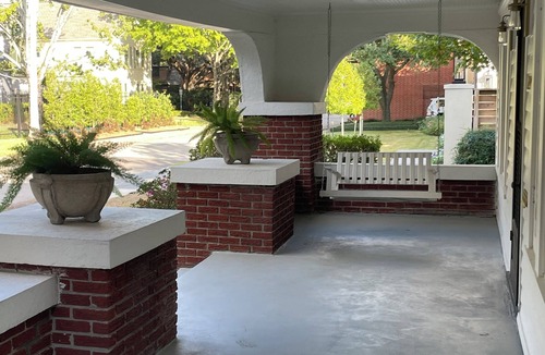 South Central Houston House | Bungalow with garage apartment in the Houston Museum District