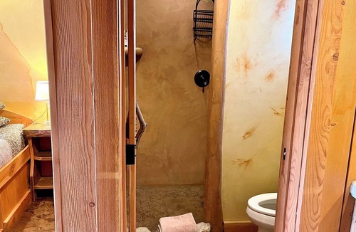 Winthrop Hotel | BunkHouse Inn Room 5-Dog Friendly,Walk to Downtown Winthrop!