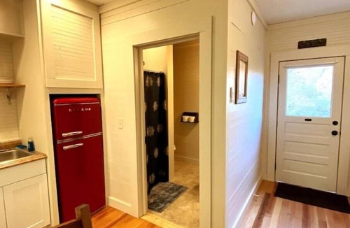 Jacksonville Cabin | Bunkhouse Seventy-Four - Cute, quaint and just minutes from Jacksonville, IL