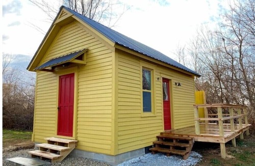 Jacksonville Cabin | Bunkhouse Seventy-Four - Cute, quaint and just minutes from Jacksonville, IL
